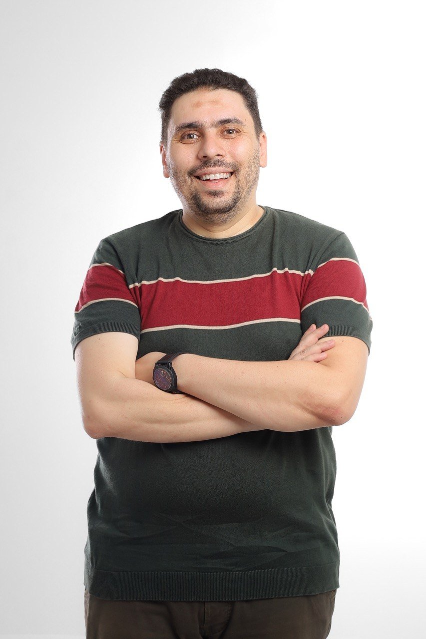 الأستاذ أحمد حمزة مدرس الكيمياء